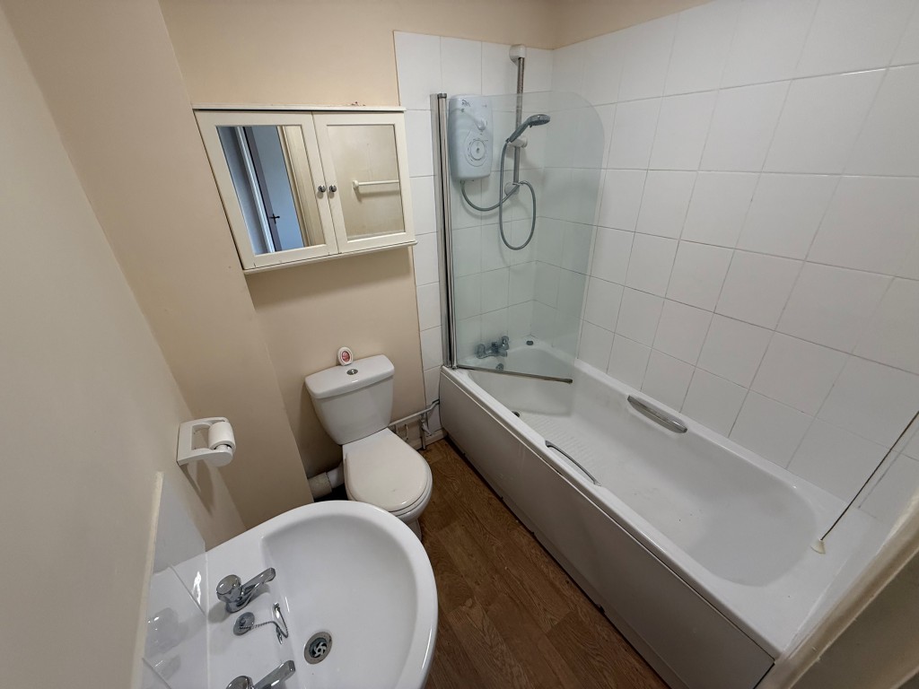 Lot: 219 - ONE-BEDROOM FLAT IN NEED OF MODERNISATION - Three piece bathroom with shower over bath, w/c and basin